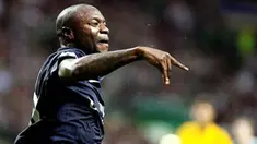 Bek Arsenal, William Gallas merayakan gol pertama ke gawang Celtic di leg pertama play-off Liga Champions League yang berlangsung diCeltic Park, Glasgow, 18 Agustus 2009. AFP PHOTO/GRAHAM STUART