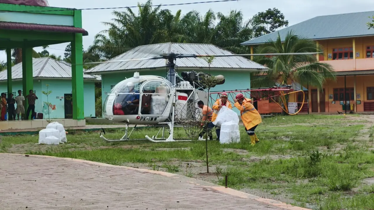 Helikopter Agincourt Resources menurunkan bantuan pangan dan obat-obatan di Muara Batang Toru, Tapanuli Selatan, pada Rabu (26/11/2025). (Dok: PTAR)