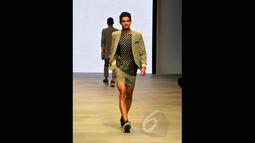 Model memperagakan koleksi terbaru dari desainer asal Korea Selatan, Kwon Mun Soo pada ajang Indonesia Fashion Week 2015 di JCC Senayan, Jakarta, Minggu (1/3). (Liputan6.com/Panji Diksana)