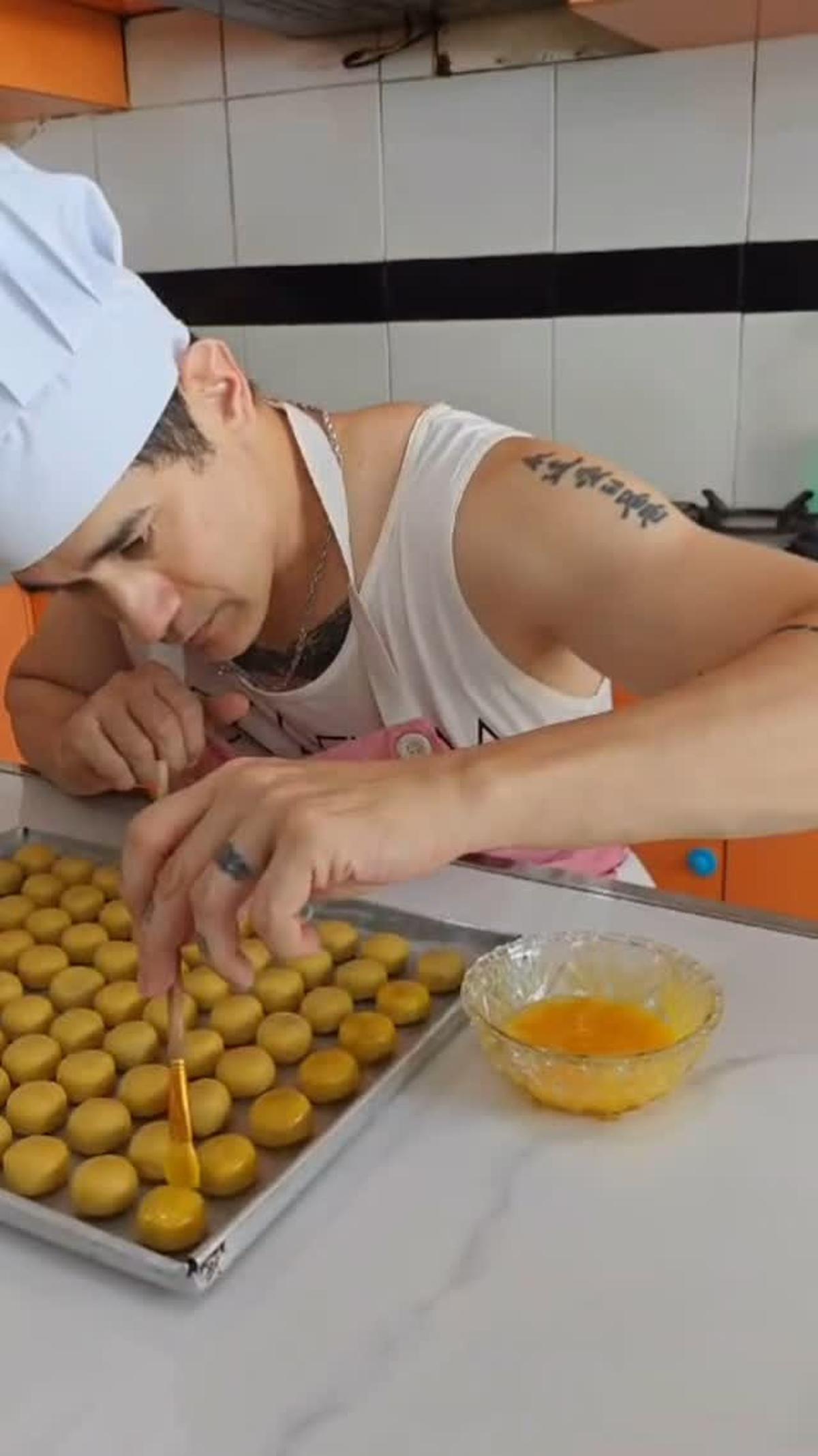 Ganteng dan Gagah, Ternyata Okan Cornelius Juga Jago Bikin Kue - Ini Aksinya saat Buat Lapis Legit