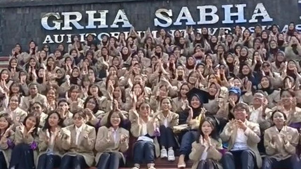 Niat Ingin Foto di Depan Gedung Kampus, Wisudawati Ini Dibuat Kaget Dapati Ucapan Selamat dari Satu Angkatan