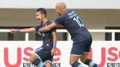 Gol tunggal Gian Zola mengantarkan Persela Lamongan memetik poin penuh atas Persiraja Banda Aceh dalam laga pekan ke-5 BRI Liga 2021/2022 di Stadion pakansari, Bogor, Selasa (28/9/2021). Persela sementara menempati posisi 9 sedangkan Persiraja di posisi juru kunci. (Bola.com/ M Iqbal Ichsan)