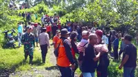 Korban banjir lahar dingin Gunung Semeru dievakuasi tim SAR gabungan bersama warga di Desa Kloposawit Lumajang (Istimewa)