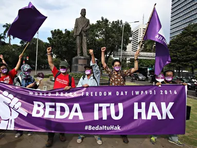 Massa Aliansi Jurnalis Independen membentangkan spanduk saat melakukan aksi di Jakarta, Selasa (3/5). Aksi tersebut diadakan dalam rangka peringatan World Press Freedom Day 2016. (Liputan6.com/Immanuel Antonius)