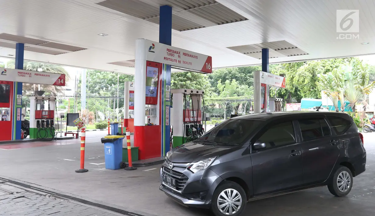 Sebuah mobil usai mengisi BBM di SPBU Jakarta, Minggu (10/2). Harga Dex diturunkan dari Rp 11.750 menjadi Rp 11.700 per liter. (Liputan6.com/AnggaYuniar)