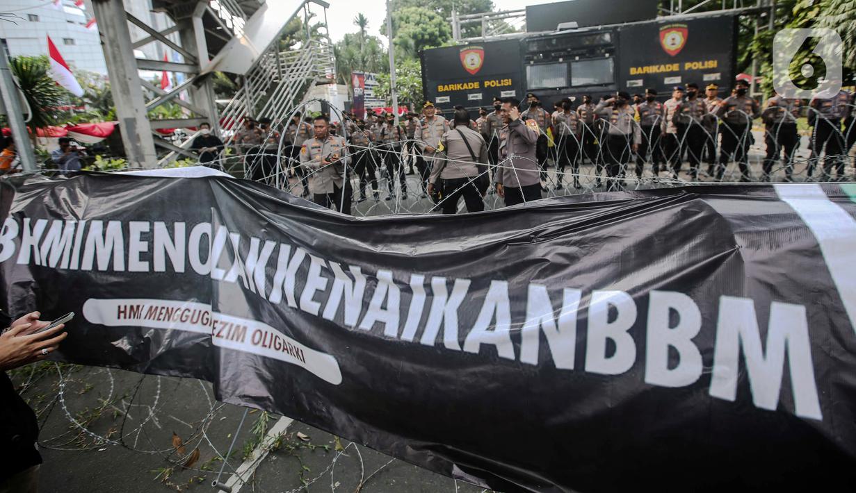 Polisi berjaga saat sejumlah massa yang tergabung dalam Himpunan Mahasiswa Islam (HMI) menggelar aksi di depan Patung Kuda, Jakarta, Senin (29/8/2022). Mereka menolak rencana pemerintah untuk menaikkan harga BBM bersubsidi karena akan mengorbankan kondisi ekonomi rakyat, terutama masyarakat kelas menengah ke bawah dan pelaku Usaha Mikro Kecil Menengah (UMKM), yang belum sepenuhnya pulih akibat terpaan pandemi COVID-19. (Liputan6.com/Faizal Fanani)