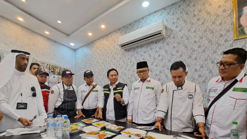 Ketua PPIH Arab Saudi Subhan Cholid bersama jajaran mencicipi hasil masakan juru masak penyedia katering jemaah haji Indonesia.