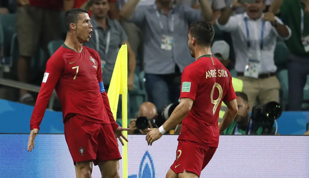 Cristiano Ronaldo pernah mencetak satu kali hattrick di ajang Piala Dunia, yaitu pada edisi 2018 di Rusia. Hattrick tersebut dibuatnya saat Portugal bermain imbang 3-3 pada laga pembuka Grup B (15/6/2018) saat ia berusia 33 tahun. Sementara Lionel Messi dalam 5 edisi Piala Dunia yang diikutinya belum mampu mencetak satu pun hattrick. (AFP/Odd Andersen)