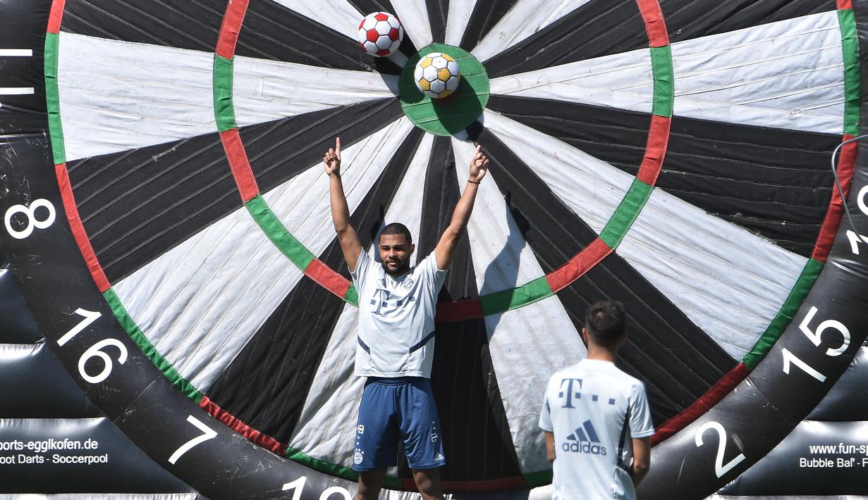 Pemain Bayern Munchen, Serge Gnabry, saat megikuti sesi latihan di fasilitas pelatihan Bayern Munchen, Jerman, Kamis (16/4/2020) waktu setempat. Munchen menggelar latihan dengan cara para pemain ditempatkan dalam kelompok-kelompok kecil dan tetap mempertahankan jarak fisik. (AFP/Christof Stache)