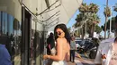 Kylie Jenner merasa bahwa orang-orang yang merasa terkena "kutukan keluarga Kardashian" hanya mereka yang tak bisa menangani perhatian besar dari publik. (instagram/kyliejenner)