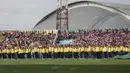 Aksi para anggota polisi menjadi hiburan tersendiri dalam acara launching tim Bhayangkara Surabaya United di Stadion Gelora Deltras, Sidoarjo, Minggu (24/4/2015). (Bola.com/Zulfirdaus Harahap)