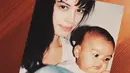 Eva Celia kerap menyatakan cintanya pada sang ibu dengan foto masa kecilnya. Hubungan ibu dan anak ini banyak menuai pujian dari netizen. (Liputan6.com/IG/@evacelia)