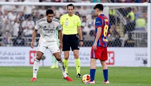 Gelandang Real Madrid, Jude Bellingham, berhadapan 1v1 dengan Pedri saat bertanding melawan Barcelona. (Bola.com/Dok. LaLiga Indonesia)