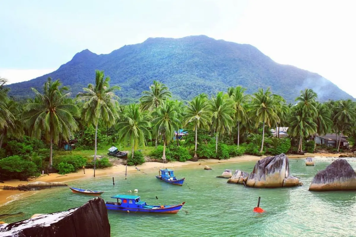 Gunung Ranai di Natuna dengan kawasan sekitarnya