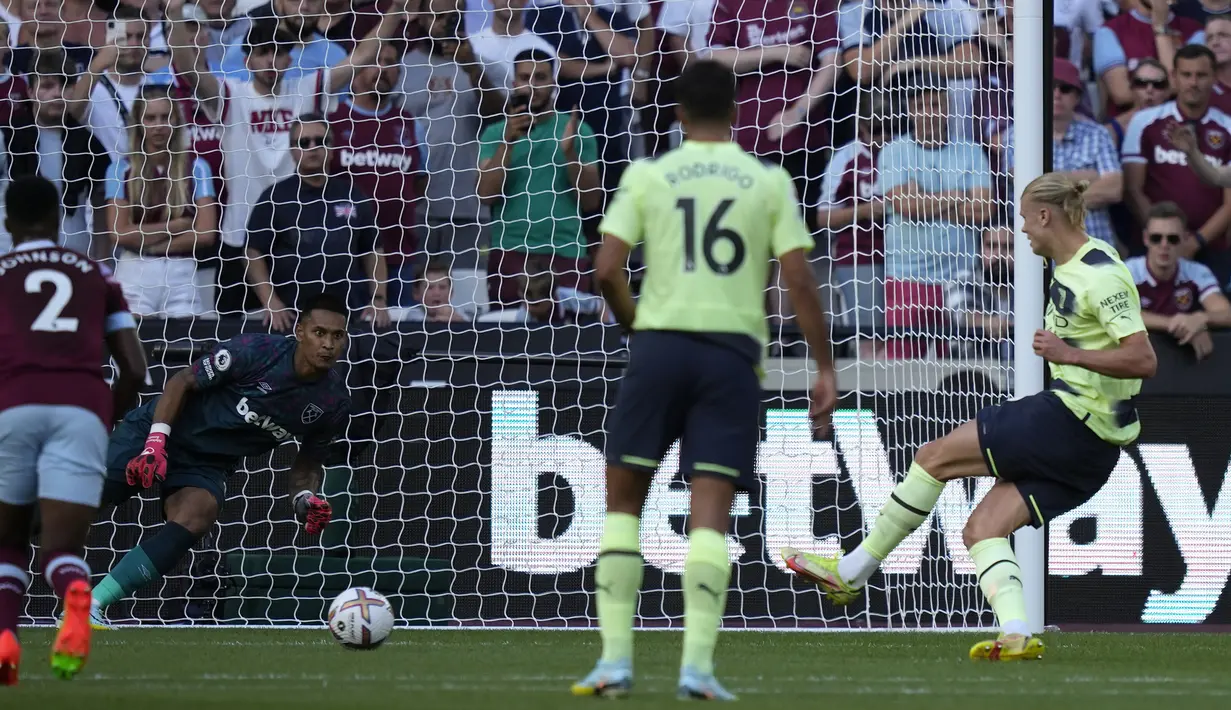 Gol pertama Haaland dicetak dari titik penalti usai sang pemain dilanggar oleh kiper West Ham, Alphonse Areola di dalam kotak terlarang. Ia sukses melesatkan bola ke sisi kiri gawang lawan. (AP/Frank Augstein)