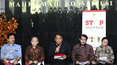 Ketua MK Arief Hidayat bersama hakim konstitusi kecuali Patrialis Akbar menggelar konferensi pers di Gedung MK, Jakarta, Kamis (26/1). Ketua MK menyesalkan penangkapan Hakim MK, Patrialis Akbar oleh penyidik KPK. (Liputan6.com/Faizal Fanani)