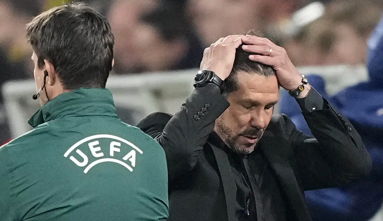 Pelatih Atletico Madrid, Diego Simeone, tampak kecewa setelah ditaklukkan Borussia Dortmund  dalam duel leg kedua perempat final Liga Champions di Stadion Signal-Iduna Park, Rabu (17/4/2024).  (AP Photo/Martin Meissner)