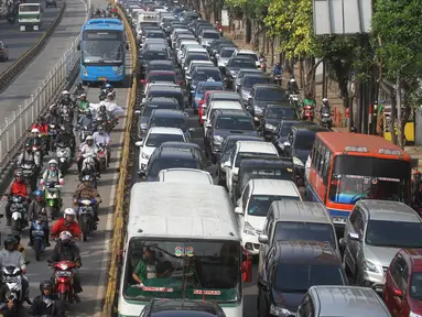  Pengendara memasuki jalur bus Transjakarta di Jalan Mampang, Jakarta, Senin (13/6). Polisi akan memberikan surat tilang slip biru dengan denda tilang sebesar Rp500.000 bagi pengendara yang memasuki jalur Transjakarta. (Liputan6.com/Gempur M Surya)