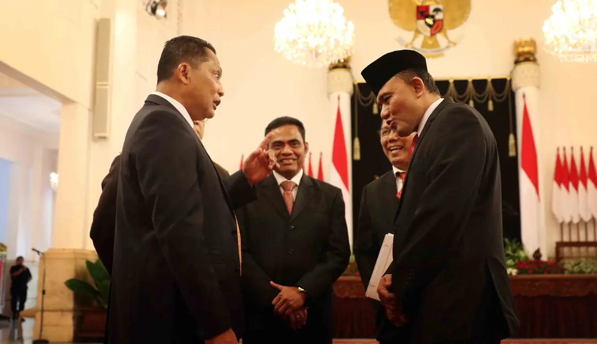 Kepala BNN Irjen Heru Winarko mendengarkan Komjen Budi Waseso atau Buwas berbicara usai resmi dilantik di Istana Negara, Jakarta, Kamis (1/3). Heru pernah juga menjadi staf Ahli Bidang Ideologi dan Konstitusi Menko Polhukam. (Liputan6.com/Angga Yuniar)