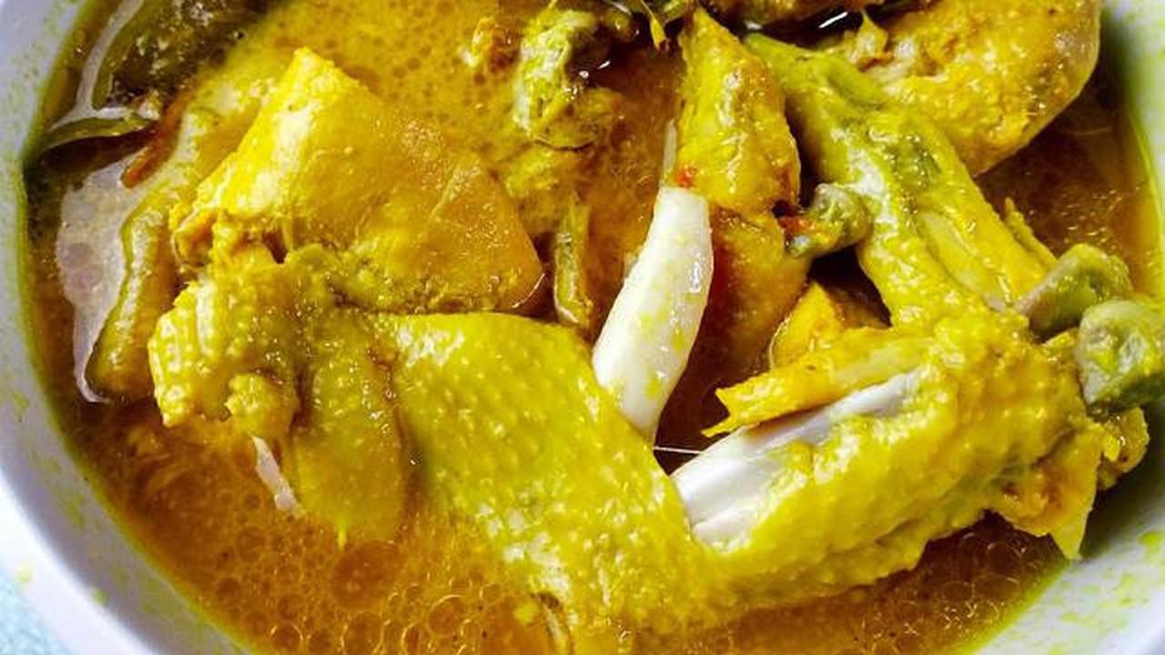 Ayam Ungkep Kuning.