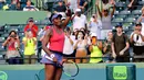 Petenis putri AS, Venus Williams melambaikan tangan ke arah suporter usai menang atas juara bertahan Johanna Konta pada babak 16 besar Miami Terbuka di Candon Park, Senin (26/3). Venus membukukan kemenangan 5-7, 6-1, dan 6-2. (AP Photo/Joe Skipper)