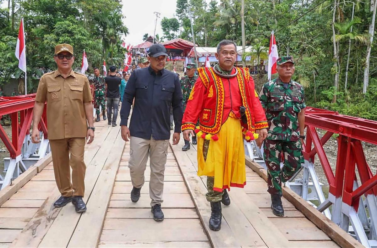 FOTO: Kasad  Maruli Resmikan Jembatan Bailey Penghubung Desa di Nias Selatan