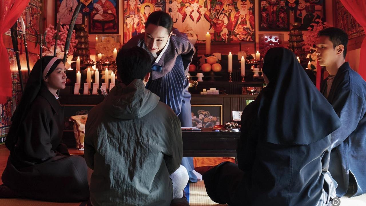 Review Film 'DARK NUNS' yang Dibintangi Song Hye Kyo, Penuh Plot Twist