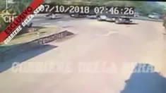Rekaman cctv saat aktor peraih Oscar, George Clooney mengalami kecelakaan motor di Sardinia, Italia, tersebar di dunia maya.