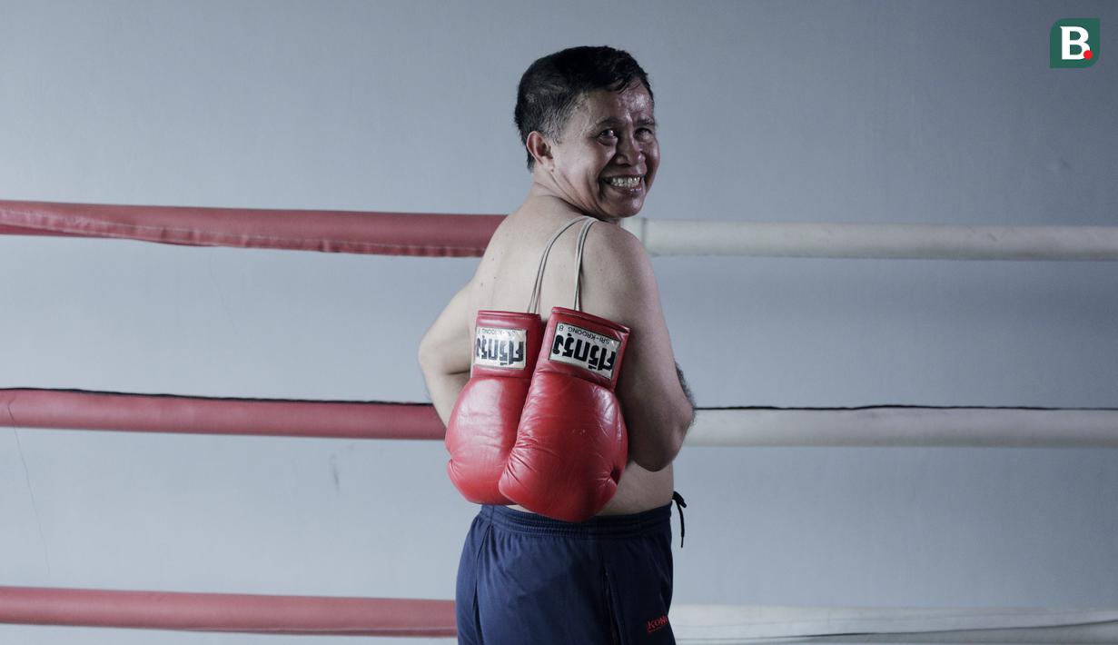 Legenda tinju Indonesia, Ellyas Pical, berpose saat sesi pemotretan di Kawasan Bintaro, Jumat (13/7/2018). Ellyas Pical adalah petinju Indonesia pertama yang berhasil menjadi juara dunia. (Bola.com/M Iqbal Ichsan)