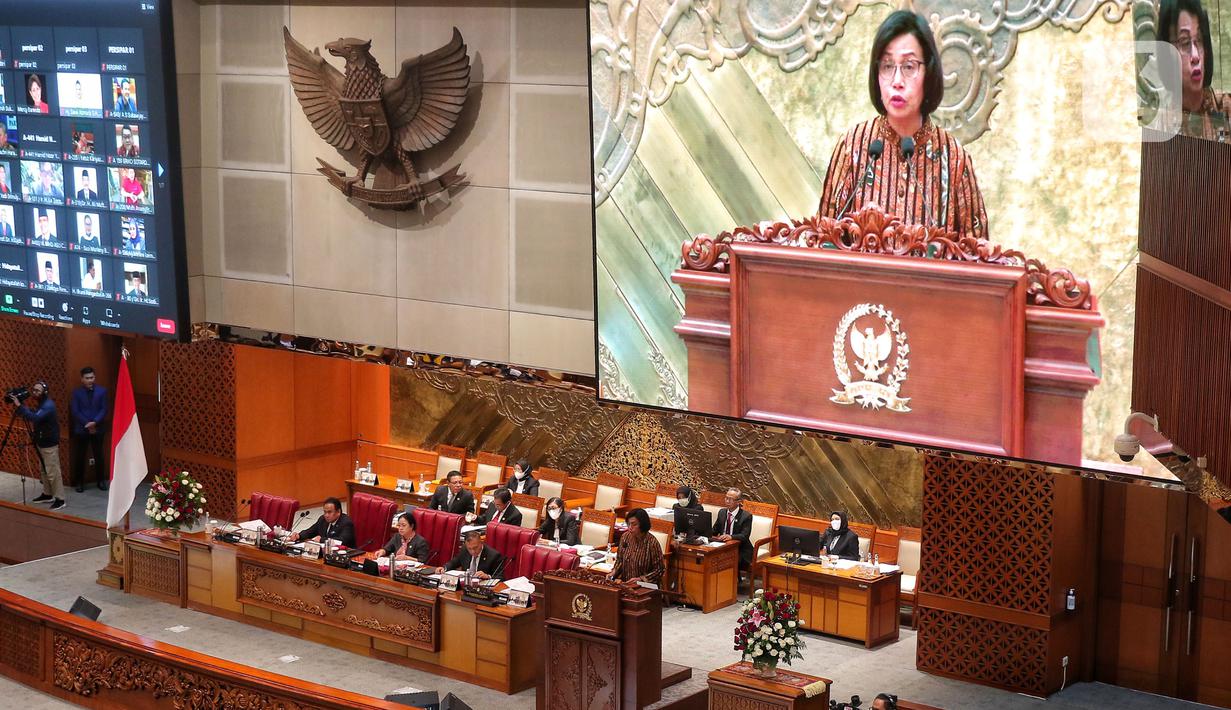 Menteri Keuangan (Menkeu) Sri Mulyani Indrawati menyampaikan pandangan pemerintah pada saat rapat Paripurna DPR RI Ke-13 Masa Persidangan II Tahun Sidang 2022-2023 di Kompleks Parlemen, Senayan, Jakarta, Kamis (15/12/2022). DPR menyetujui Rancangan Undang-undang Pengembangan dan Penguatan Sektor Keuangan menjadi UU PPSK. (Liputan6.com/Angga Yuniar)