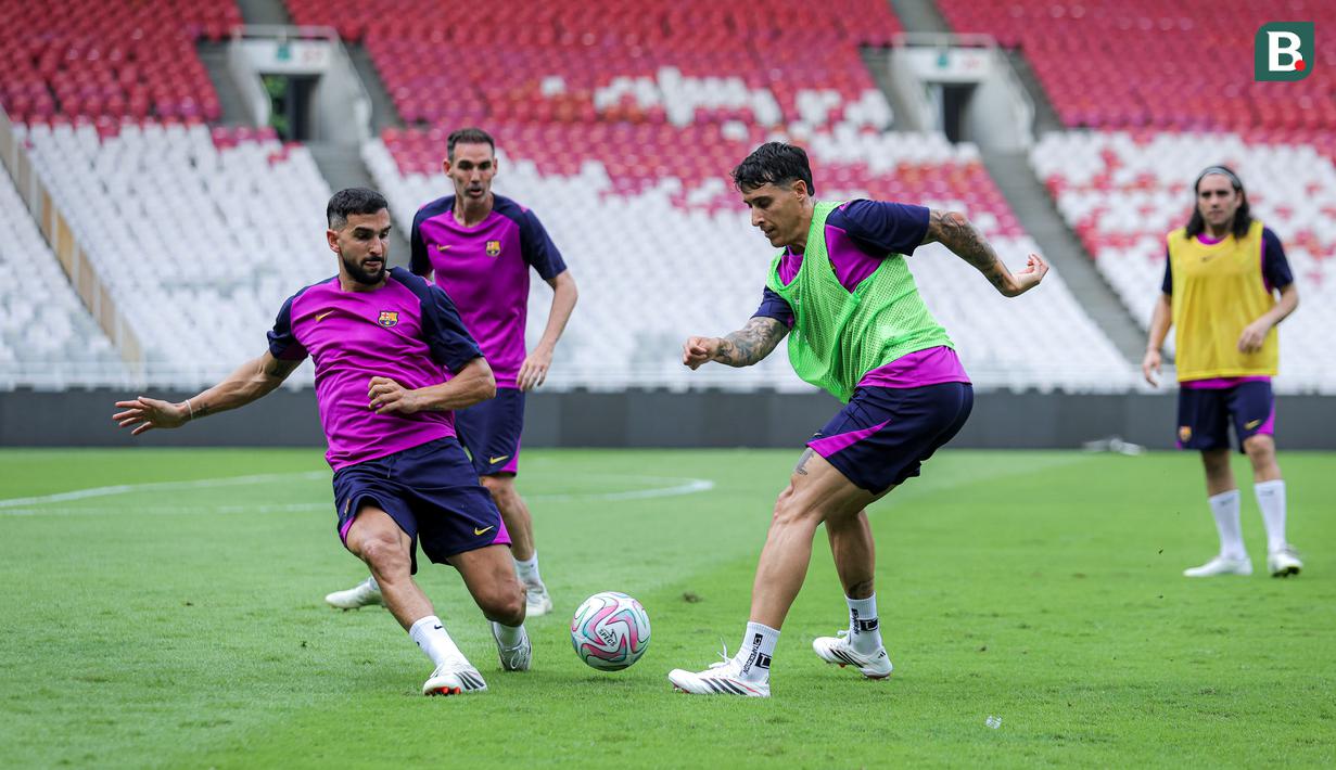 Legenda Barcelona, Cristian Tello (tengah kanan) berusaha menendang bola dalam latihan jelang laga Clash of Legends melawan DRX World Legends di Stadion Utama Gelora Bung Karno (SUGBK), Senayan, Jakarta, Jumat (17/04/2026) sore WIB. (Bola.com/Bagaskara Lazuardi)