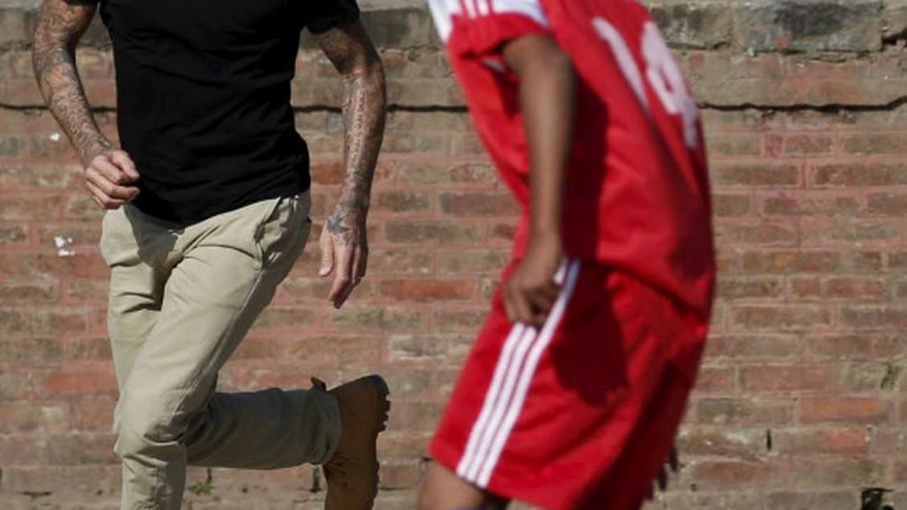 Keceriaan David Beckham main bola dengan anak-anak di Nepal