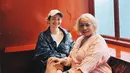 Potret menggemaskan nan manis lainnya dari Enzy Storia dan sang ibu. Enzy mengenakan tank top putih yang ditumpuknya dengan oversized denim jacket, sedangkan sang ibu tampil menawan dengan atasan berwarna merah muda dan bawahan bermotif batik. Foto: Instagram.