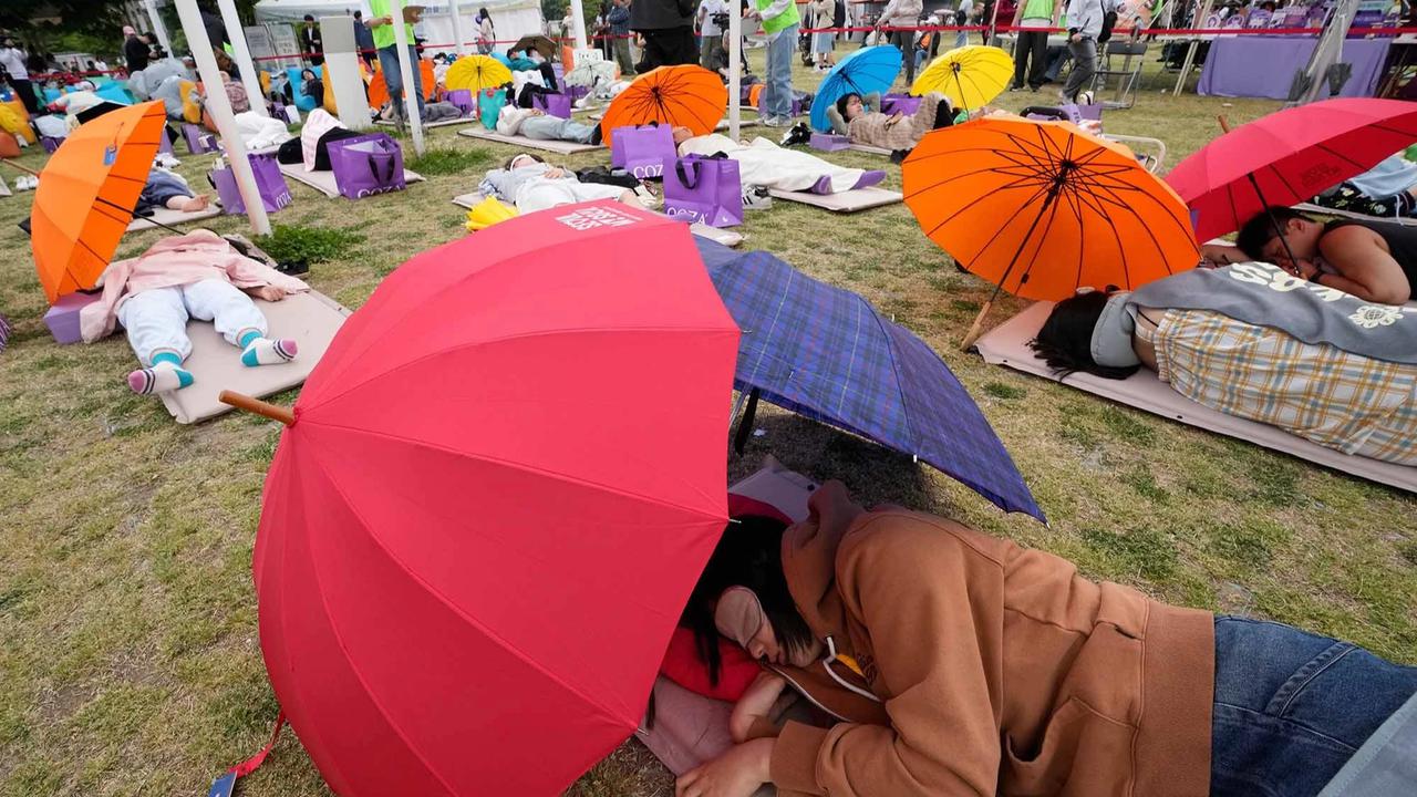 FOTO: Ratusan Warga Seoul Ikuti Kompetisi Tidur Siang di Tepi Sungai Han