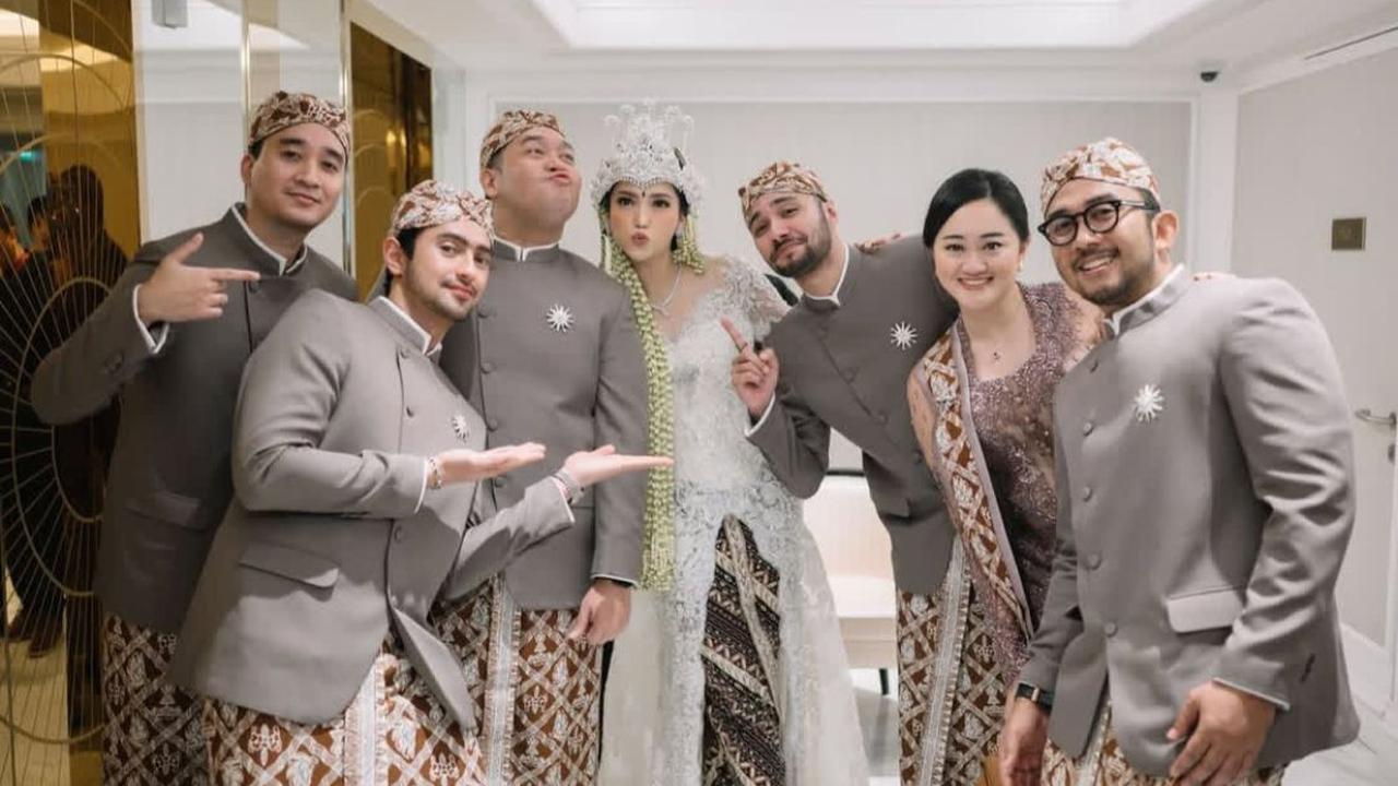7 Potret Bahagia Refal Hady Saat Jadi Groomsman di Pernikahan Dewi Paramita