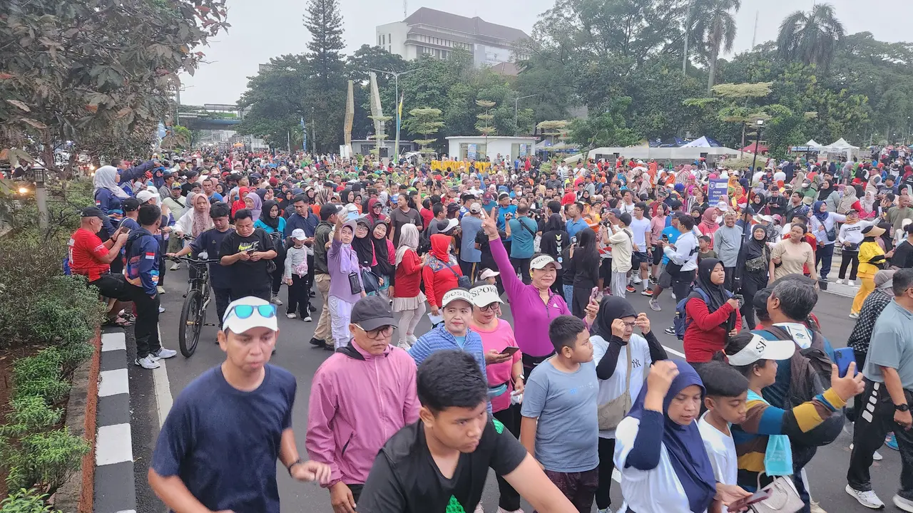 Sejumlah warga menikmati car free day menggunakan Jalan Raya Margonda, Depok.