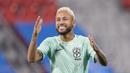 Begitupun yang dilakukan oleh Neymar bersama timnas Brasil dalam sesi latihan yang berlangsung di Grand Hamad stadium, Doha, Kamis (8/12/2022). Ia terlihat santai dengan banyak tertawa bersama rekan senegaranya yang akan menghadapi Kroasia pada hari Jumat, (9/12/2022). (AP Photo/Andre Penner)