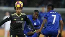 Gelandang Chelsea, Willian, berusaha melewati hadangan gelandang Leicester, Ahmed Musa, pada laga Liga Inggris di Stadion King Power, Inggris, Sabtu (14/1/2017). (AFP/Adrian Dennis)