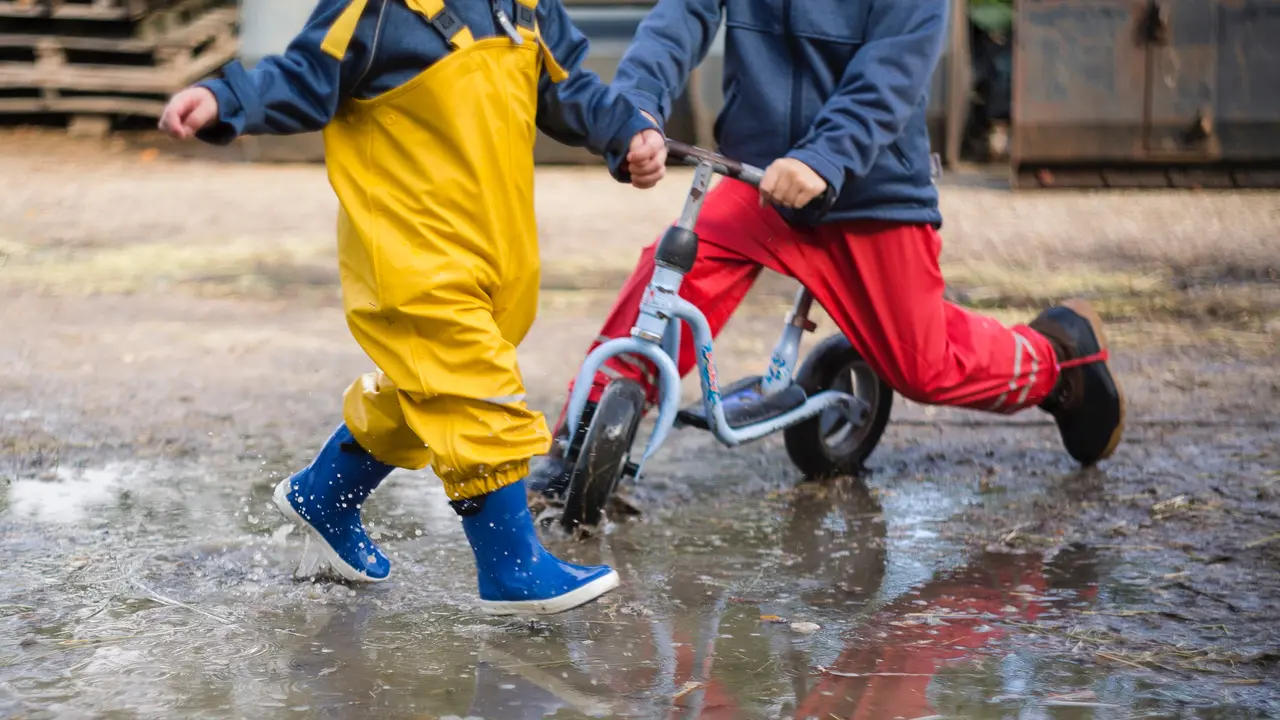 Ilustrasi anak beraktivitas ditengah cuaca ekstrem/ Unsplash