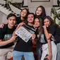 Pemain Cinta Fitri Reborn di balik layar (Sumber: Instagram/josephinefirmstone)