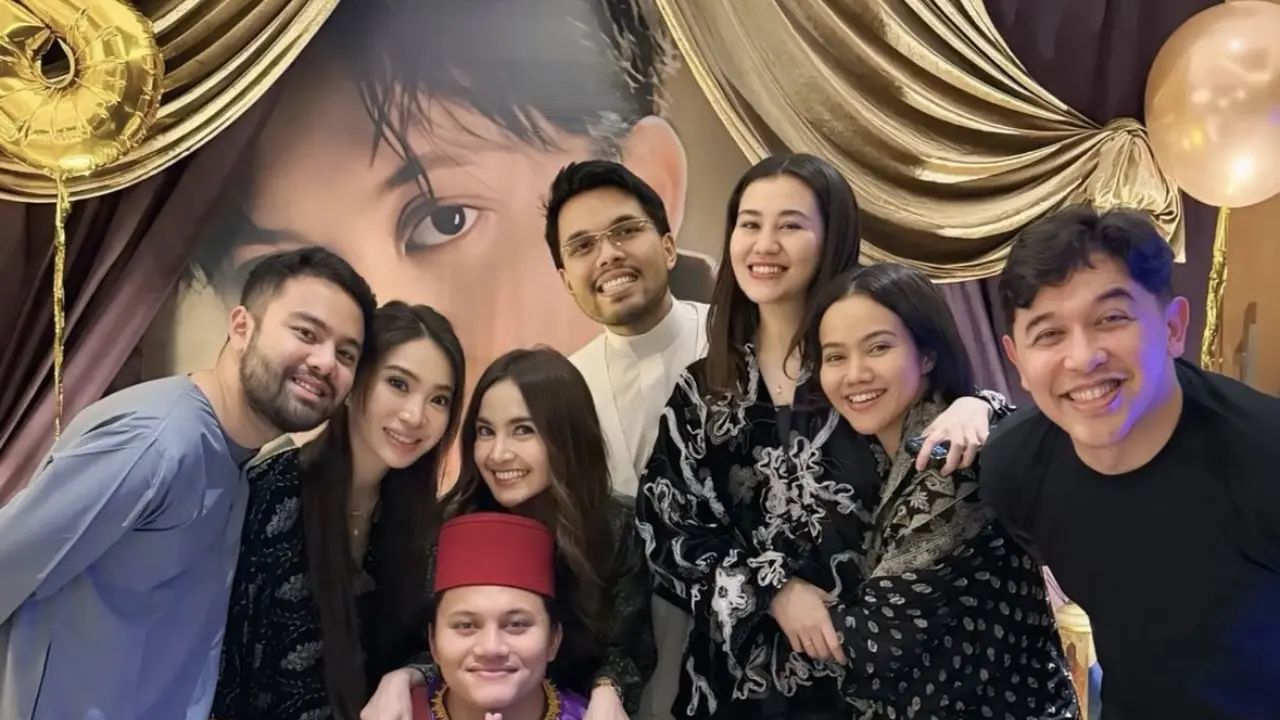 Mahalini saat Beri Kejutan Ulang Tahun Rizky Febian ke-28 bersama para sahabat. [@angieprijanto]