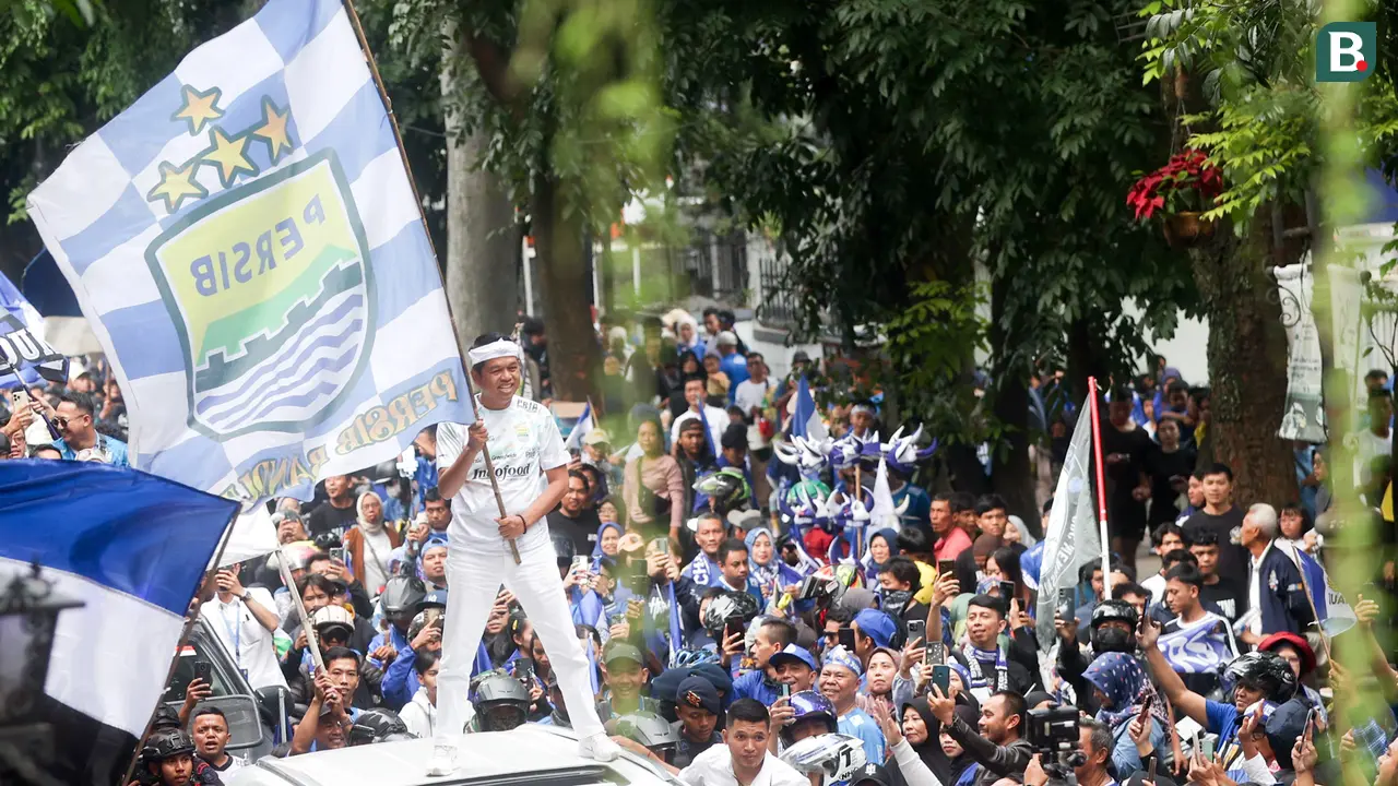 Foto: Lepas Baju Saat Pawai, KDM Larut Dalam Perayaan Pesta Persib Juara