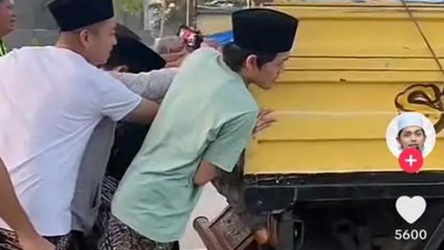 Momen Gus Iqdam dorung truk mogok (tangkap layar tik tok)