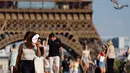 Otoritas Prancis menetapkan Paris dalam siaga merah untuk menghadapi cuaca panas yang ekstrem. (Ludovic MARIN/AFP)