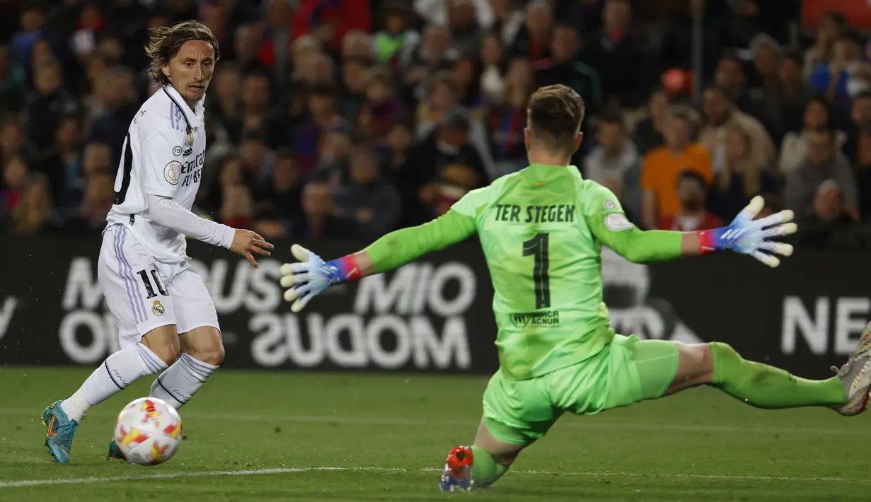 <p>Gol-gol Real Madrid dicetak oleh Vinicius Junior (90') dan Karim Benzema (50',58' &amp; 80'). (AP Photo/Joan Mateu Parra)</p>