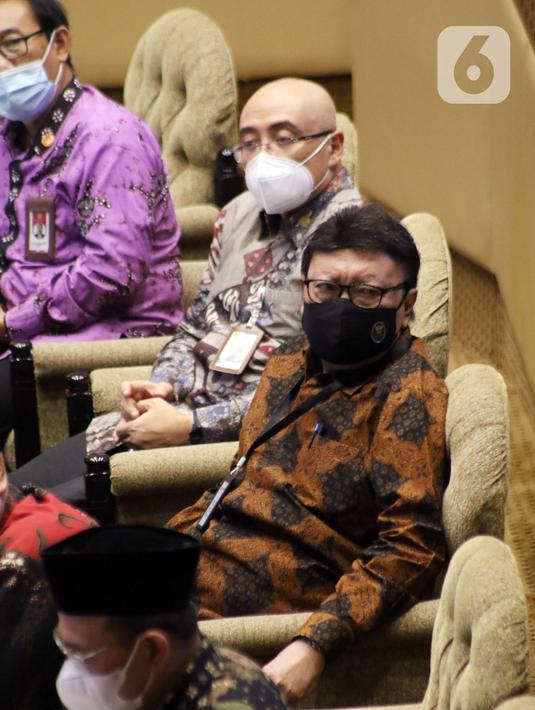 Menteri Pendayagunaan Aparatur Negara dan Reformasi Birokrasi Tjahjo Kumolo mengikuti rapat dengar pendapat dengan Komisi II DPR di Kompleks Parlemen, Jakarta, Kamis (7/4/2022). Rapat membahas evaluasi pelaksanaan program dan anggaran tahun 2021. (Liputan6.com/Angga Yuniar)