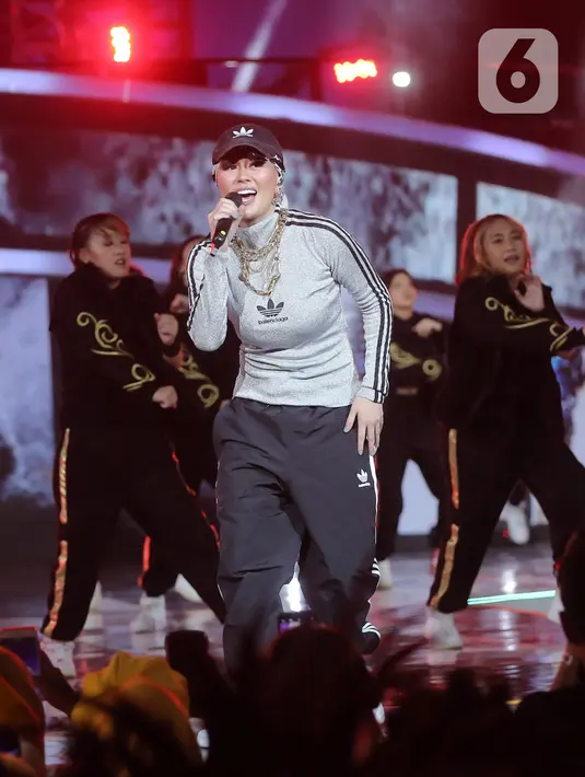 Penampilan Agnez Mo saat menghibur di atas panggung Konser Raya 28 Tahun INDOSIAR LUA28IASA di Studio 6 Emtek City, Jakarta, Rabu (10/1/2023).  Disambut 100 penari Tor Tor yang melakukan konfigurasi tari mengiringi lagu Nanana yang dibawakan Agnez Mo. (Fimela.com/Bambang E. Ros)