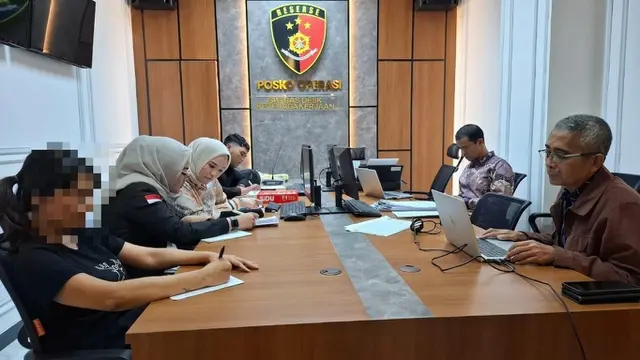 OJK dan Bareskrim Polri mengamankan tersangka dugaan tindak pidana perbankan yang terjadi di PT BPR DCN, Malang, Jawa Timur. (Dok OJK)