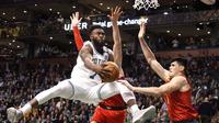 Guard Boston Celtics Jaylen Brown (kiri) beraksi pada laga NBA melawan Atlanta Hawks di TD Garden, Jumat (2/2/2018) atau Sabtu (3/2/2018) WIB. (AP Photo/Mary Schwalm)