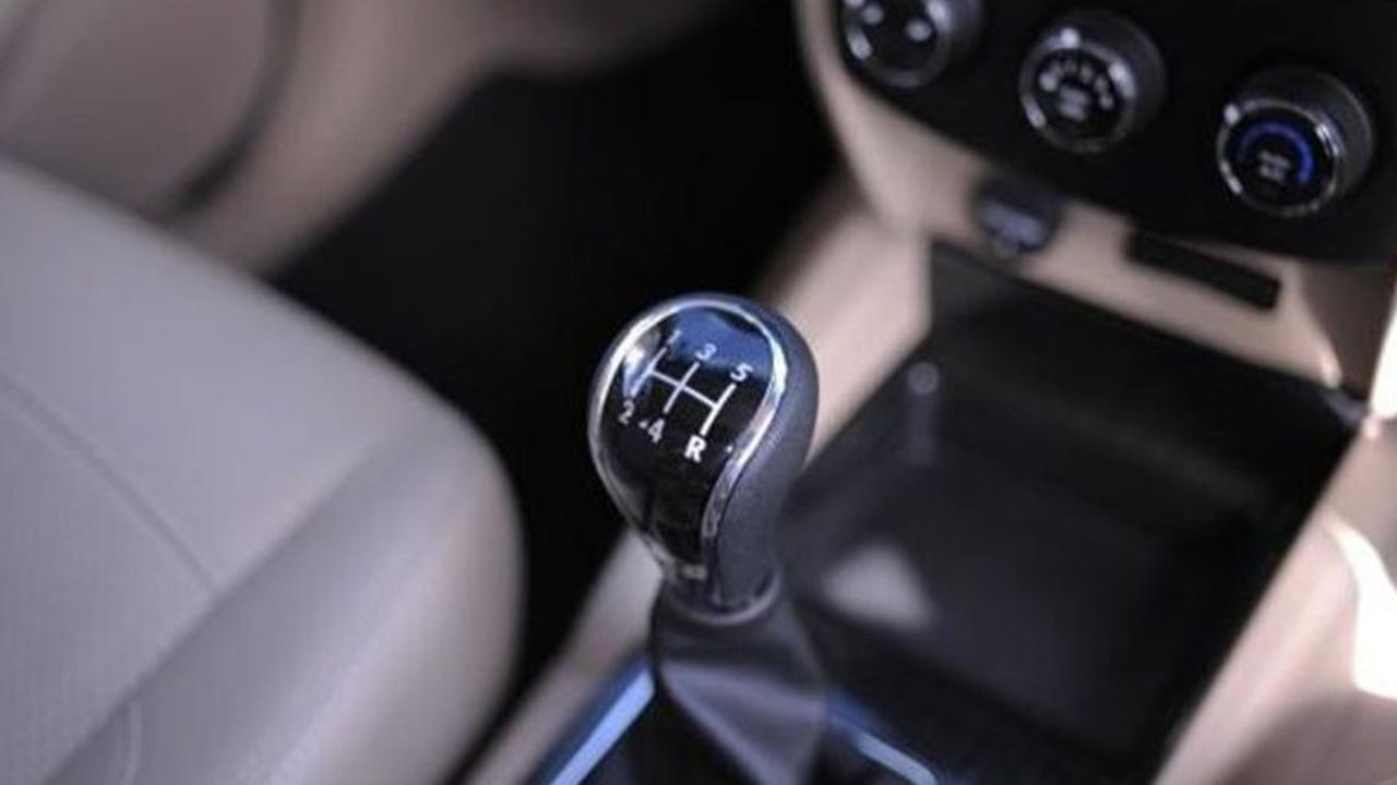 Tips Mengemudi Mobil Manual dengan Halus dan Aman